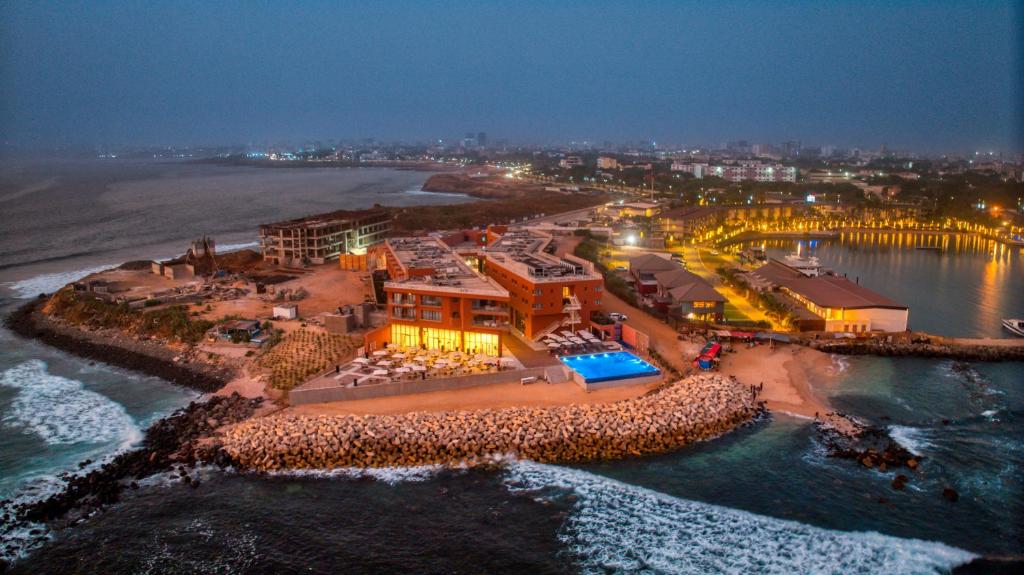 - une vue aérienne sur la plage la nuit dans l'établissement Azalaï Hôtel Dakar, à Dakar