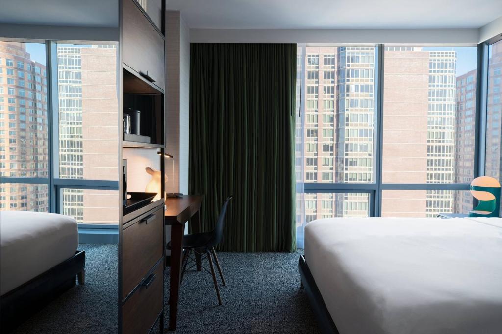 Renaissance New York Chelsea Hotel - Guest Room, 1 King, City View, Corner Room