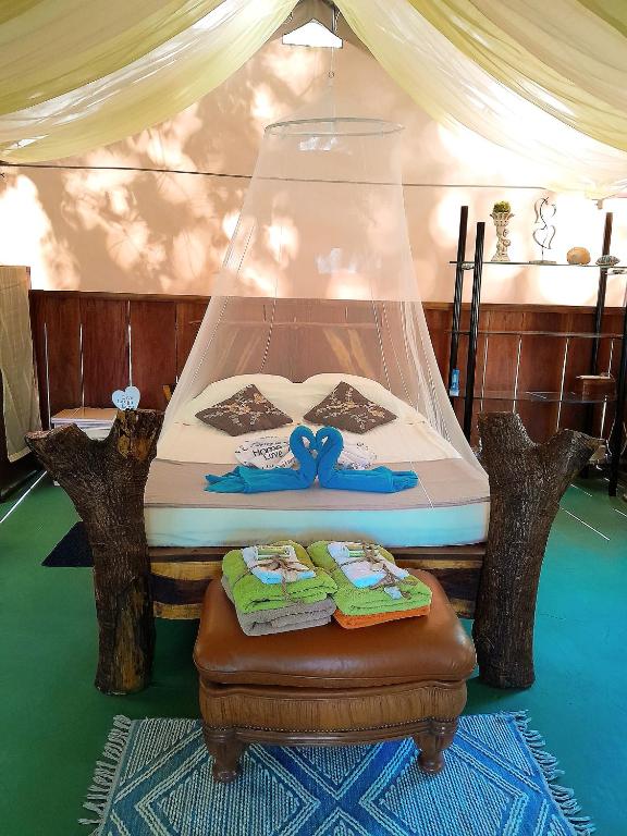 Postel nebo postele na pokoji v ubytování Fully Furnished FAMILY JUNGLE TENT, Latino Glamping Paquera