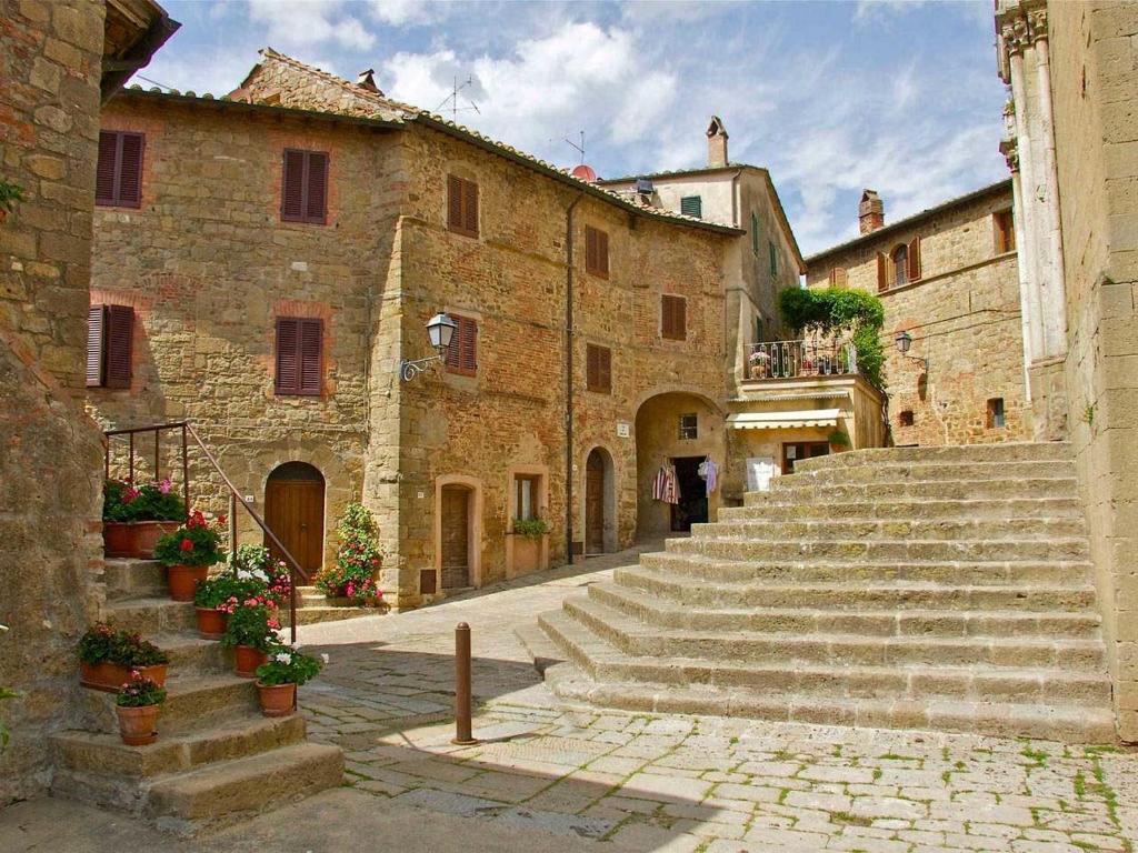 eine Gasse mit Treppe in einem alten Steingebäude in der Unterkunft Foresteria del Teatro Povero in Monticchiello