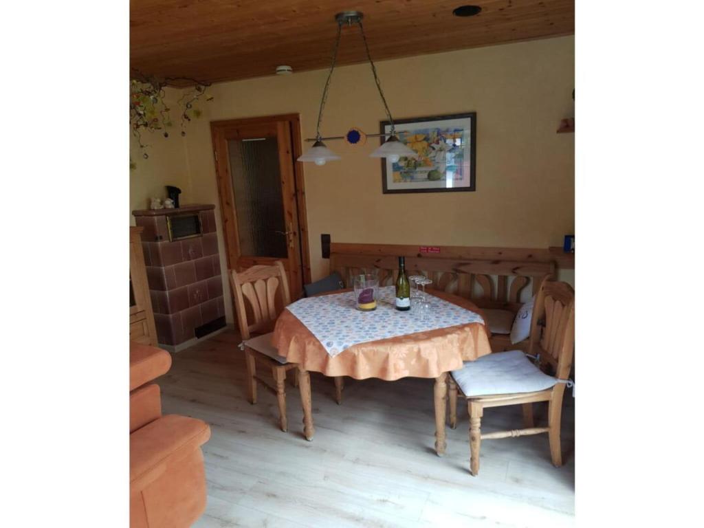 een eetkamer met een tafel en stoelen bij Holiday home Kobel in Elmstein
