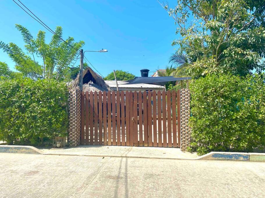 een houten hek voor een huis bij Cabaña en Santiago de Tolú. in San Silvestre