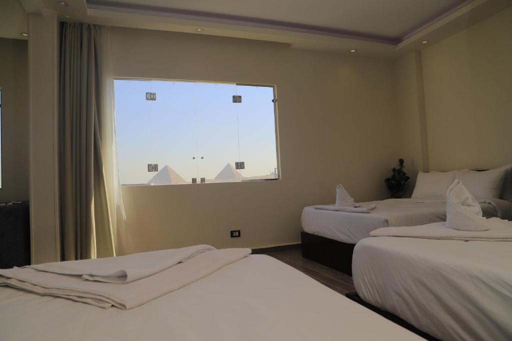 Postel nebo postele na pokoji v ubytování Grand Museum Pyramids View Hotel