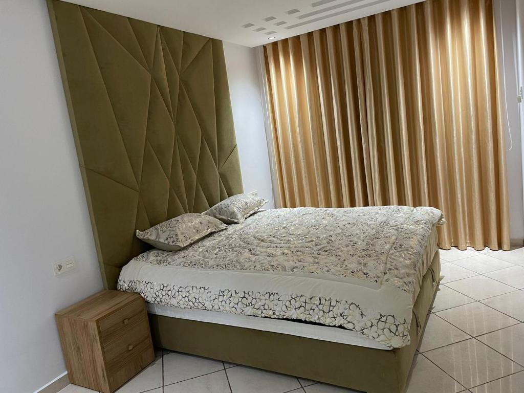 1 dormitorio con cama y ventana grande en IMMO DYALI, en Taouima