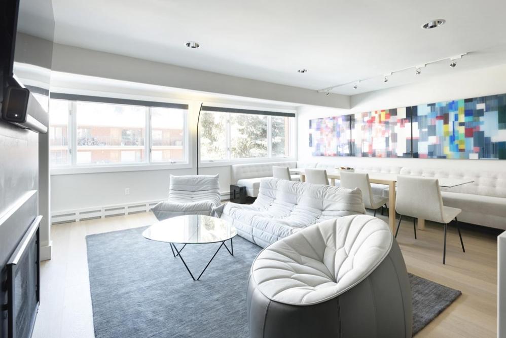 Fasching Haus Unit 7, Luxury Condo with Designer Decor, Ideal Location, Common Pool & Hot Tub في أسبين: غرفة معيشة مع أريكة وطاولة