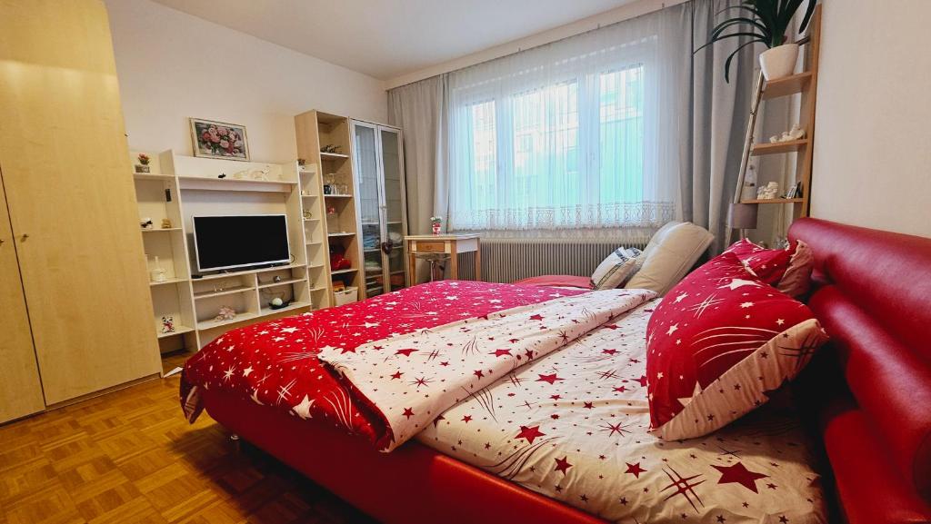 1 dormitorio con 1 cama con sábanas y almohadas rojas en Влюбленные, en Viena