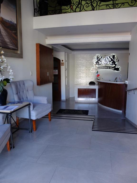 sala de estar con sofá y mesa en Hotel Estancia Real en Tepatitlán de Morelos