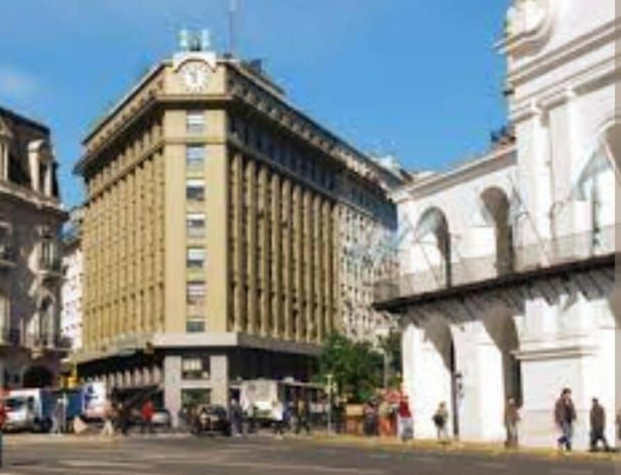 un gran edificio con un reloj encima en La Casa de Malena en Buenos Aires