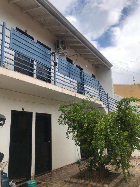dom z balkonem z niebieską poręczą w obiekcie HOUSE DORA 1 com AR CONDICIONADO AP 3 w mieście Campo Grande