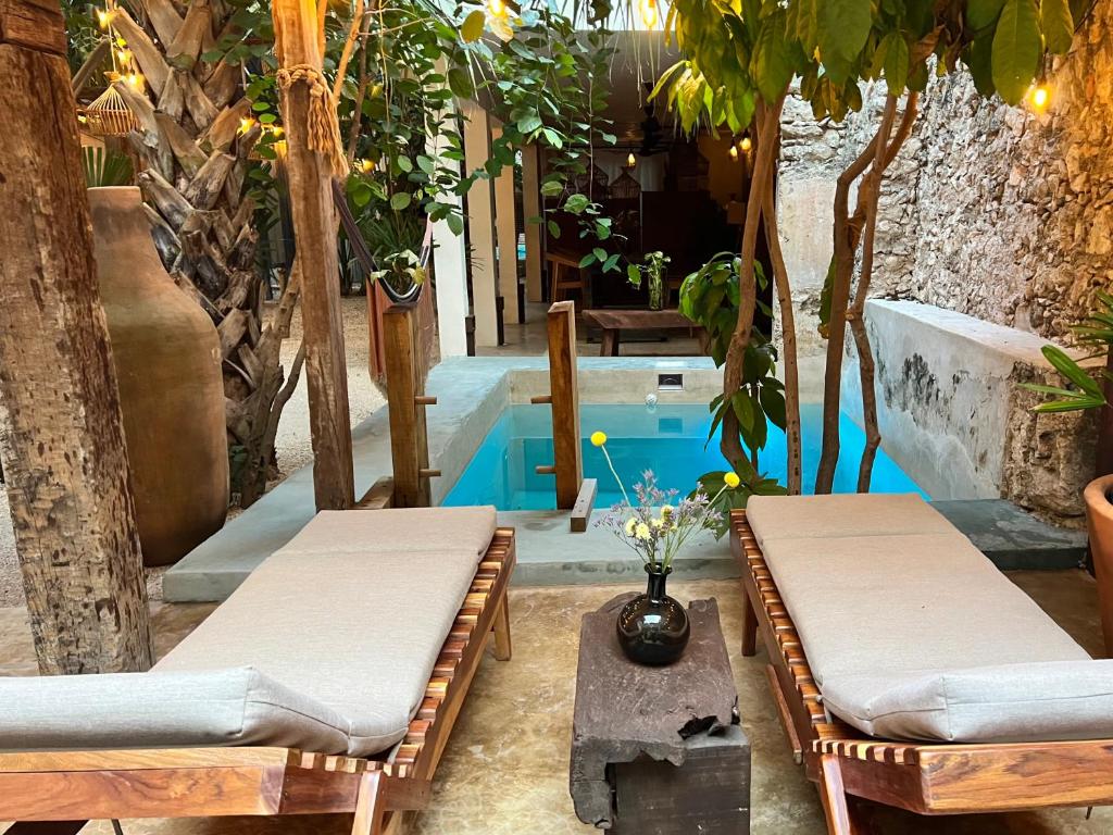 Bazén v ubytování Japoneza Retreat Centro nebo v jeho okolí