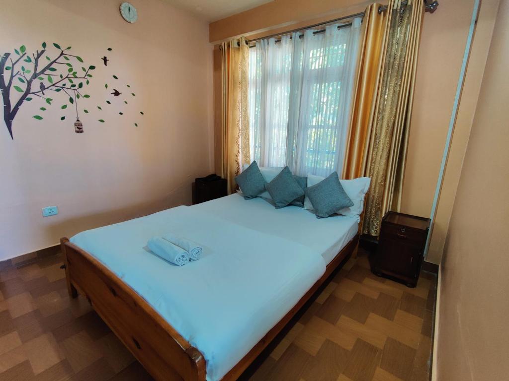 Postel nebo postele na pokoji v ubytování The Shire Kalimpong