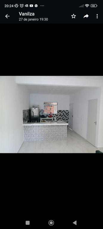 une photo d'un salon avec une cuisine dans l'établissement Cantinho verde doce lar, à Parati