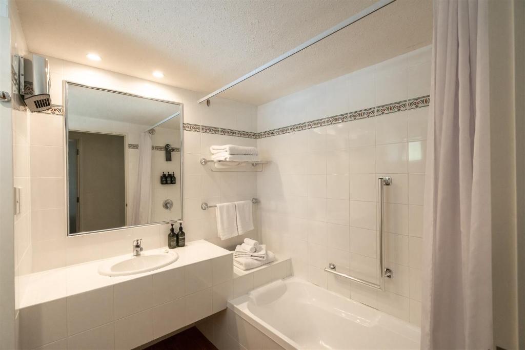 Edgewater Hotel的一间浴室