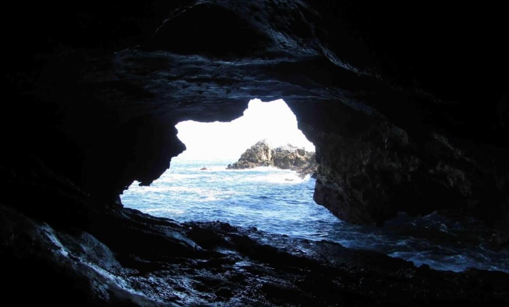 una cueva con vistas al océano en Entremares, en Pendueles