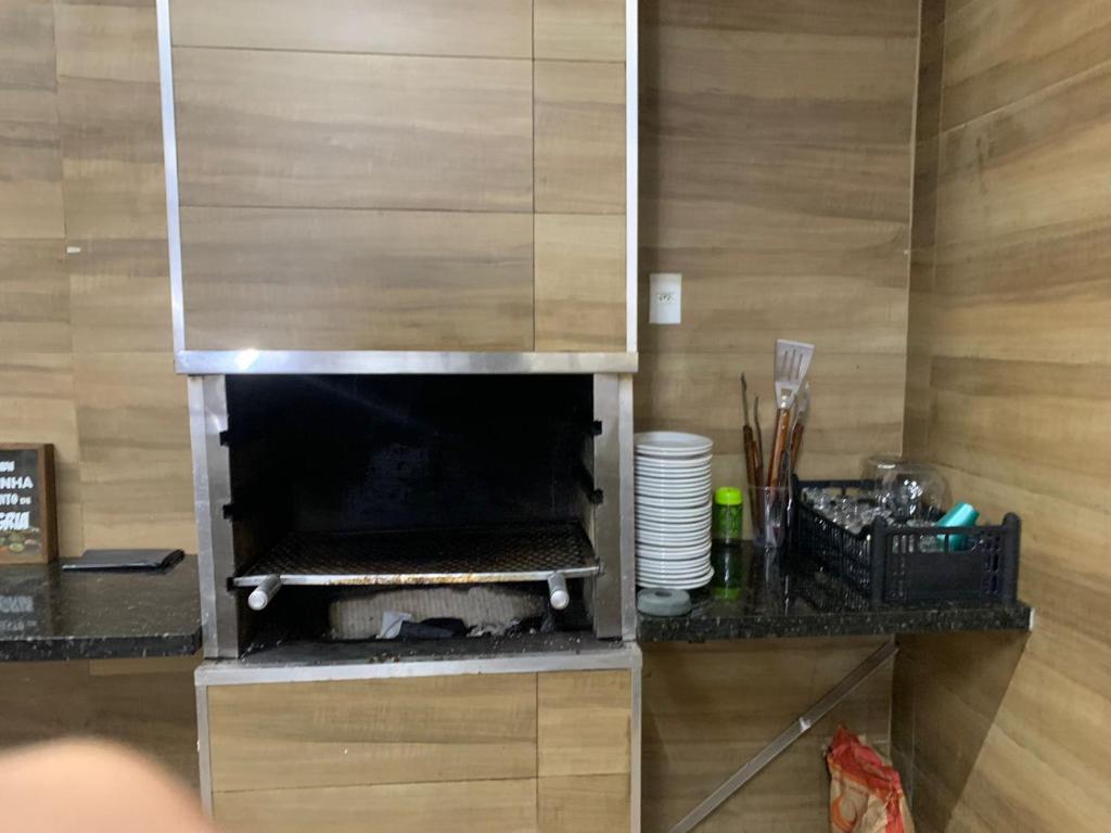 cocina con horno de pizza en una habitación en Espaço lazer, en Ribeirão Preto