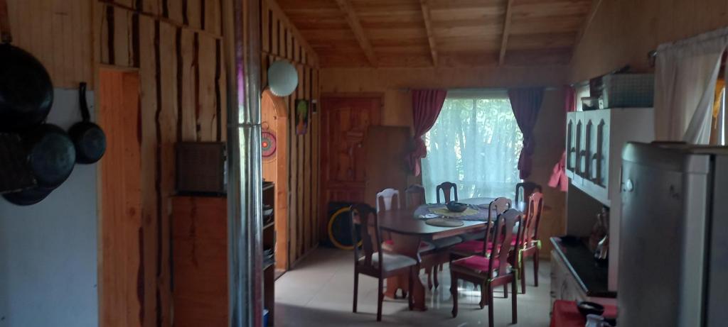 a kitchen and dining room with a table and chairs at Hostal Espacio A.I.A in Minetué