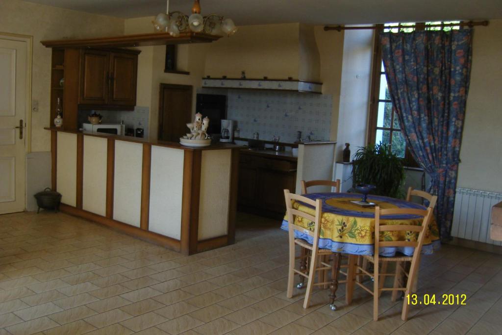 Kuchyň nebo kuchyňský kout v ubytování Manoir de Rouillé