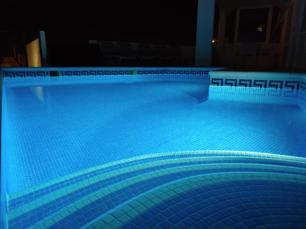 Bazén v ubytovaní BEAUTIFUL VILLA - 4 bedrooms, heated pool, fibre net, 2 priv car park places, tv channels alebo v jeho blízkosti