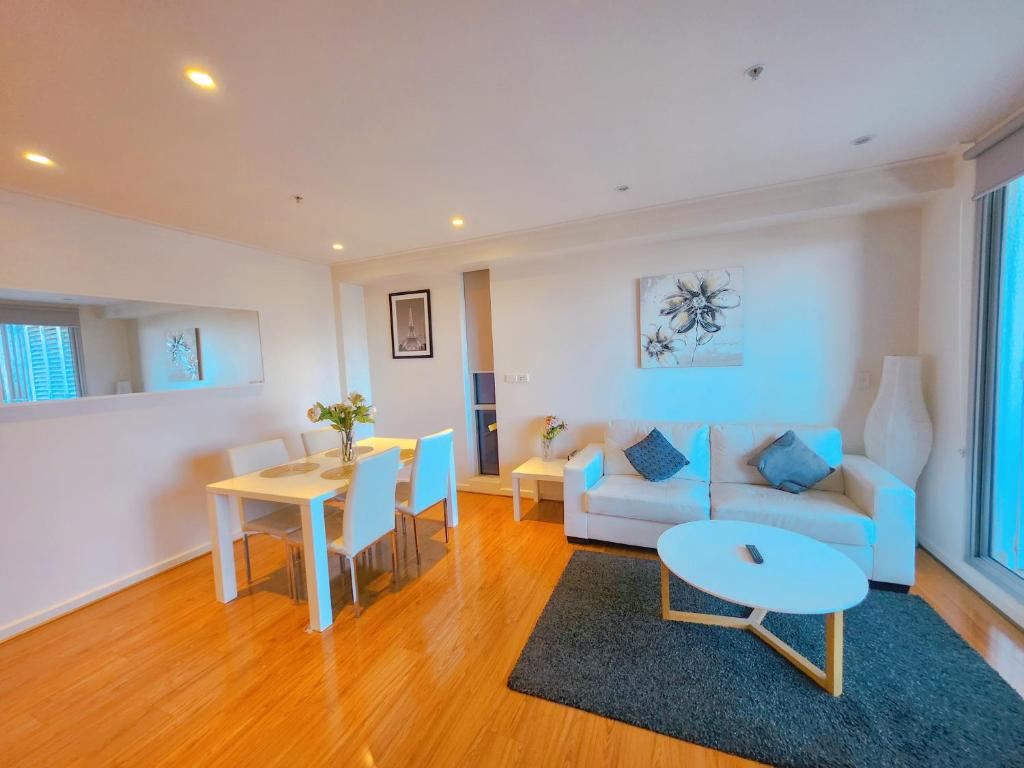 uma sala de estar com um sofá e uma mesa em TAO-Dream of Rowlands em Adelaide