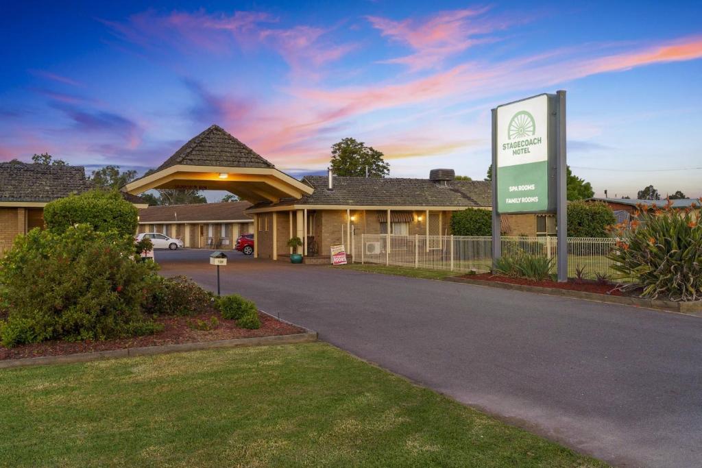 een gebouw met een bord ervoor bij Stagecoach Motel Wodonga in Wodonga