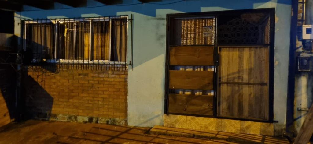 un edificio con dos puertas a un lado en Paz alojamiento en Jardín América