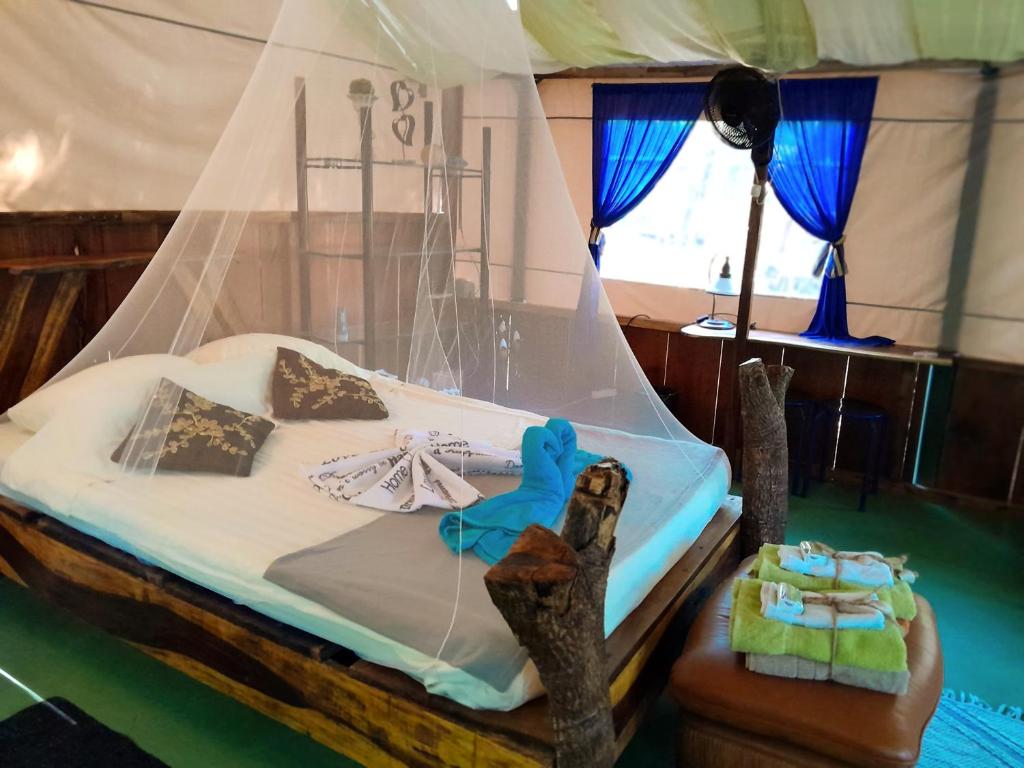 Postel nebo postele na pokoji v ubytování Fully Furnished FAMILY JUNGLE TENT, Latino Glamping Paquera