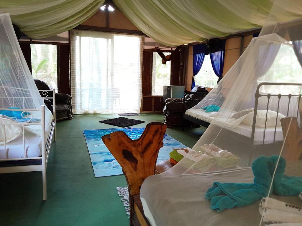 Postel nebo postele na pokoji v ubytování Fully Furnished FAMILY JUNGLE TENT, Latino Glamping Paquera