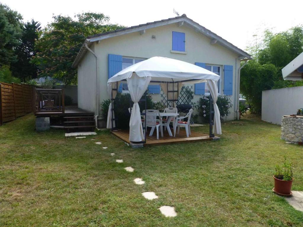 Photo de la galerie de l'établissement Maison lumineuse proche plage et forêt, 4 pers, WiFi, parking, jardin et barbecue - FR-1-246A-314, à Grand-Village-Plage
