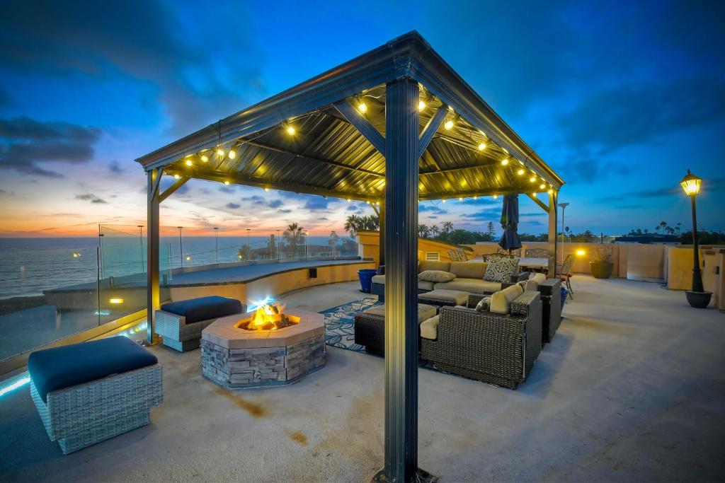 カールスバッドにあるOceanview Rooftop, Hot tub, Firepit, BBQ, Pool Tableのパティオ(ファイヤーピット、椅子、照明付)