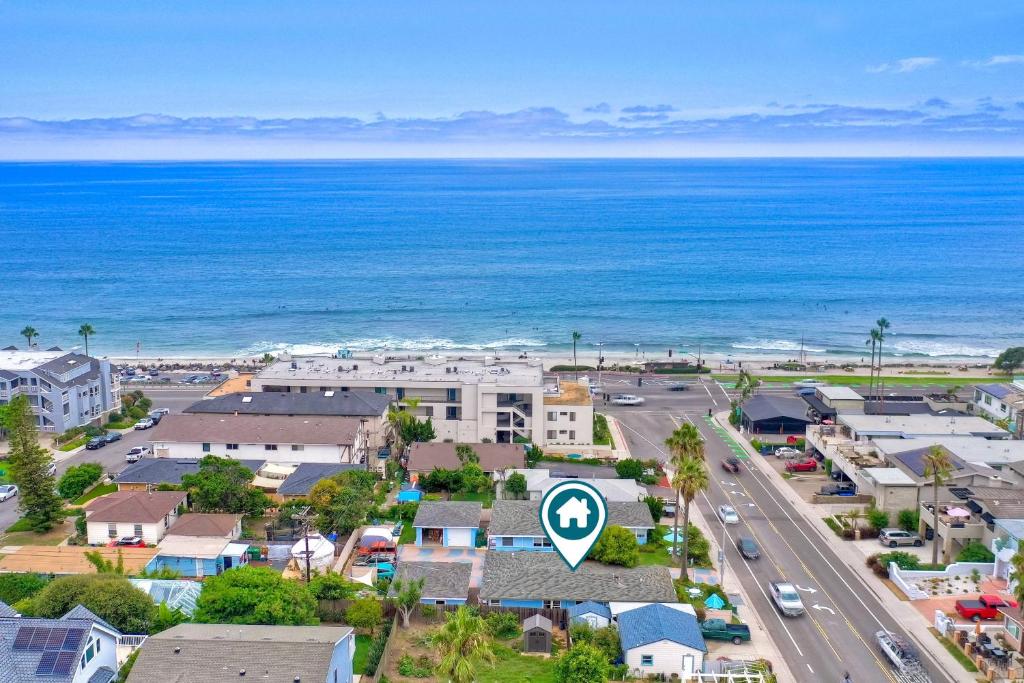 une vue aérienne d'une ville et de l'océan dans l'établissement Walk 2 Beach, EV Charger, Outdoor Dining, 2 Units, à Carlsbad