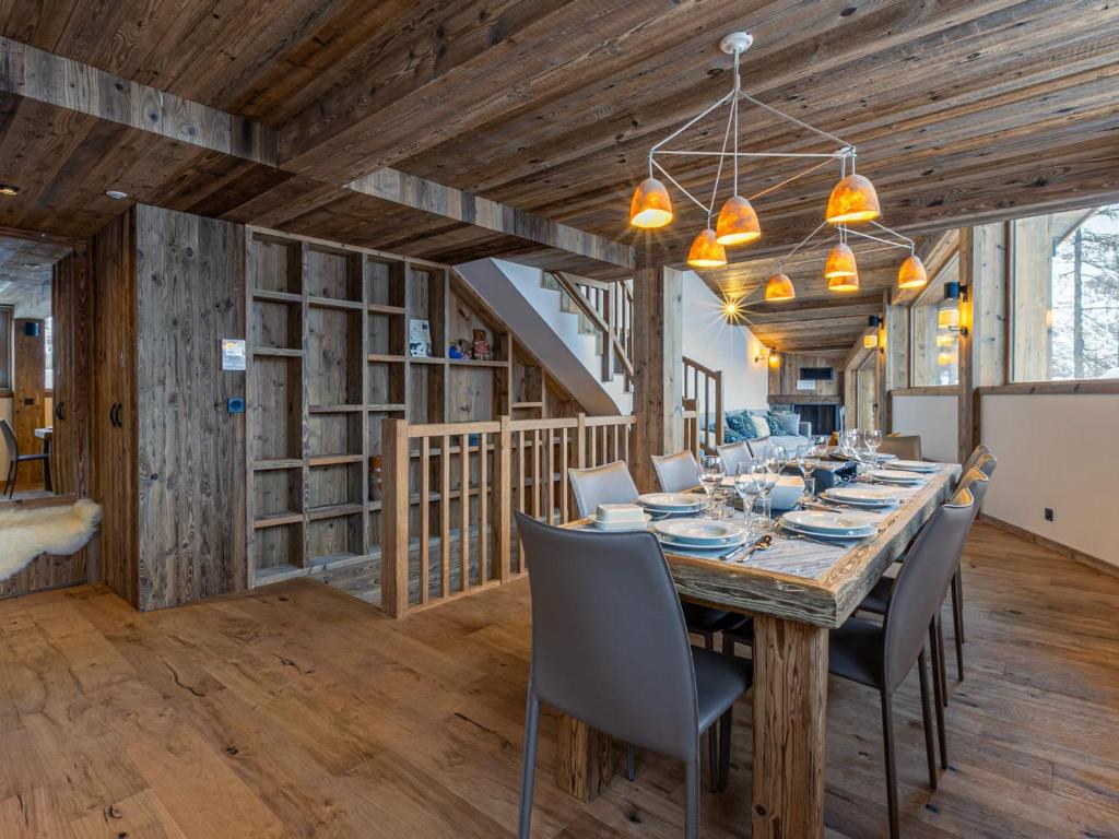 a dining room with a long table and chairs at Chalet de luxe lumineux avec panorama, WIFI, garage, balcons et services haut de gamme, Val-d'Isère - FR-1-694-344 in Val dʼIsère