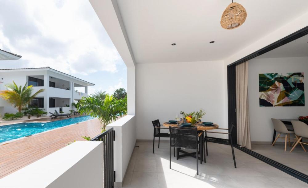Bazén v ubytování Indigo Suite Curaçao - A Brand New Modern Apartment on a secure resort close to the Beach nebo v jeho okolí