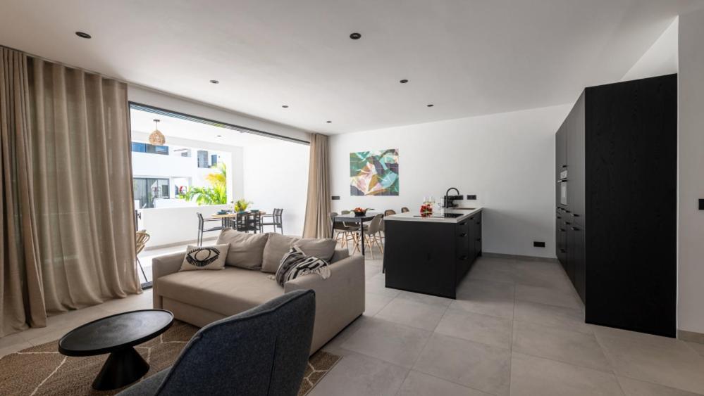 Posezení v ubytování Indigo Suite Curaçao - A Brand New Modern Apartment on a secure resort close to the Beach