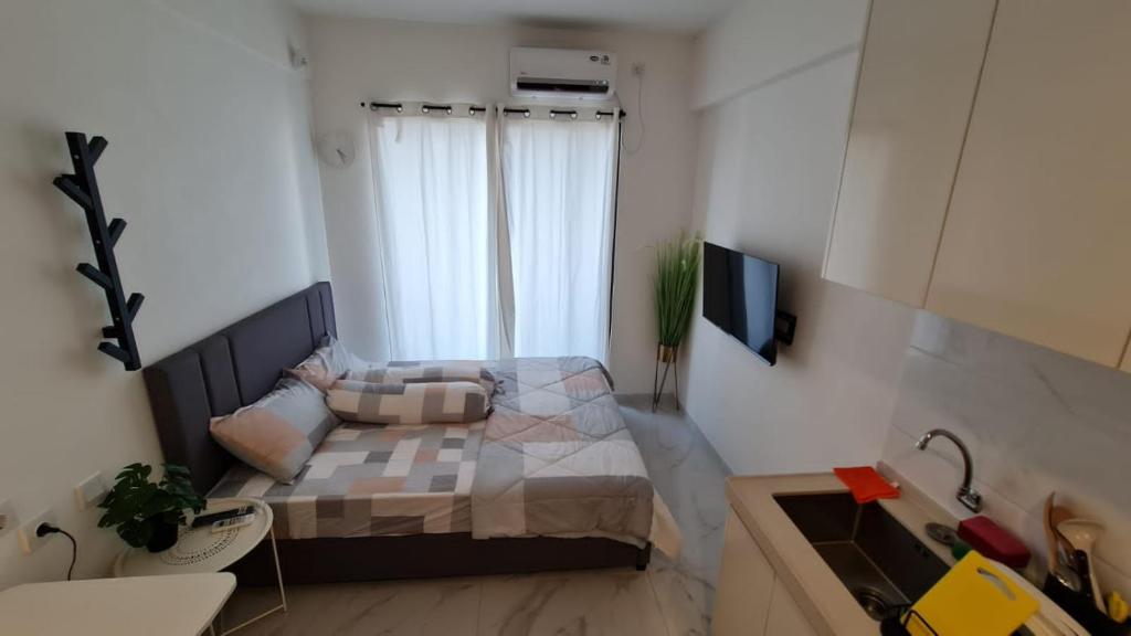 Postel nebo postele na pokoji v ubytování Sky House BSD Studio by Shinzhouz