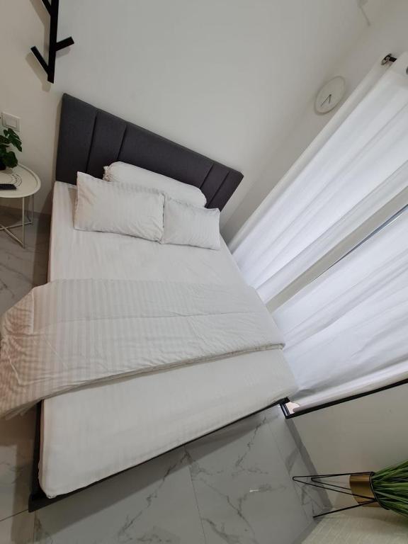 Postel nebo postele na pokoji v ubytování Sky House BSD Studio by Shinzhouz
