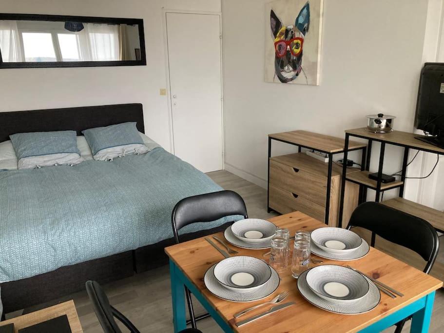 une chambre avec une table et un lit et une salle à manger dans l'établissement Grand studio confort Evreux, à Évreux