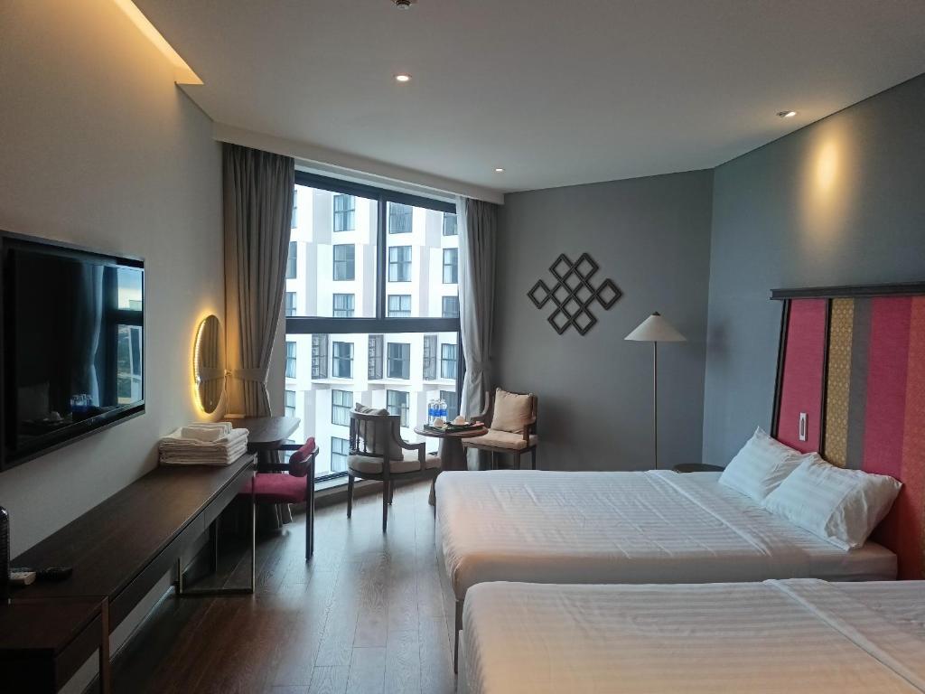a hotel room with two beds and a large window at Luxury APEC MANDALA MŨI NÉ SG HAPPY HOUSE in Ấp Thiẹn Ái