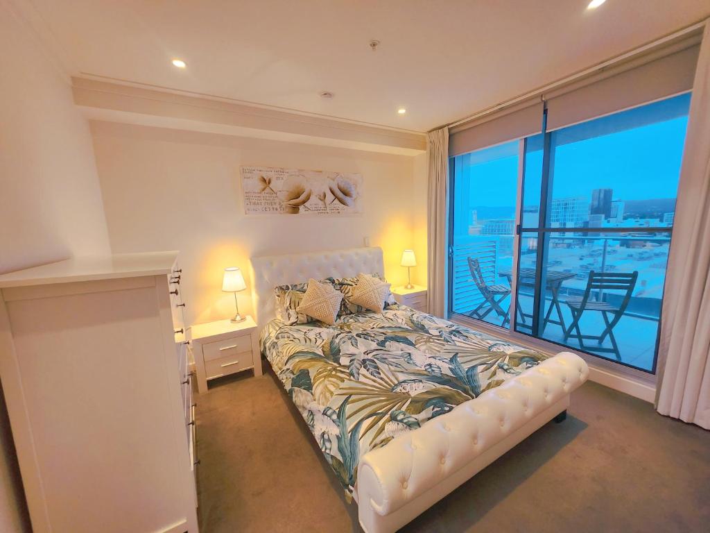 een slaapkamer met een bed en een groot raam bij TAO-Love Of Rowlands in Adelaide