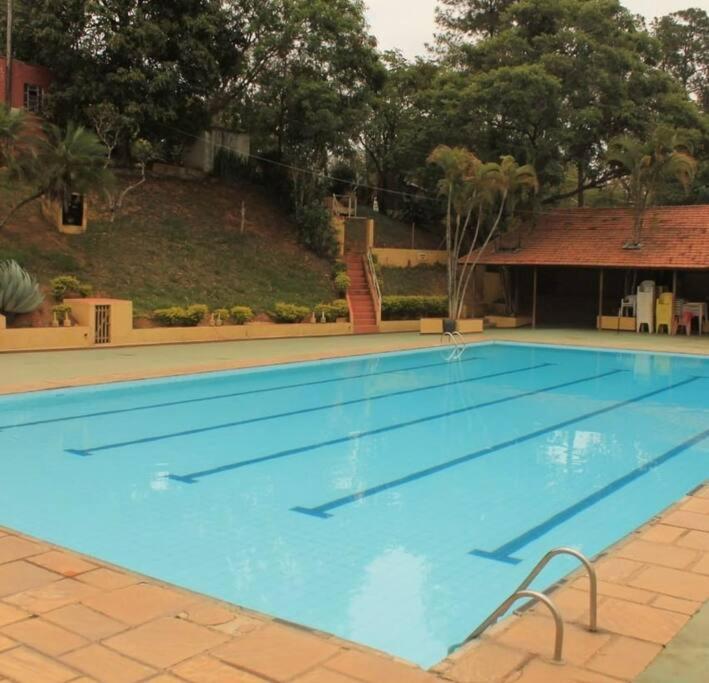 uma grande piscina com água azul em Chalé aconchegante em Itu
