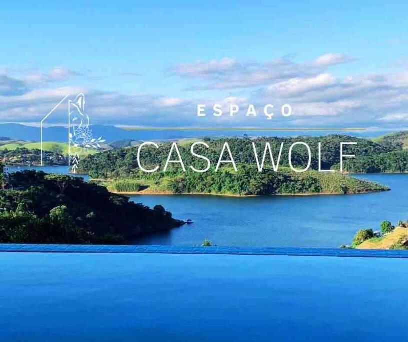 una isla en un lago con las palabras espacecolo casa wolf en Paraíso: Natureza, Piscina, Churrasqueira e Wi-Fi, en Igaratá