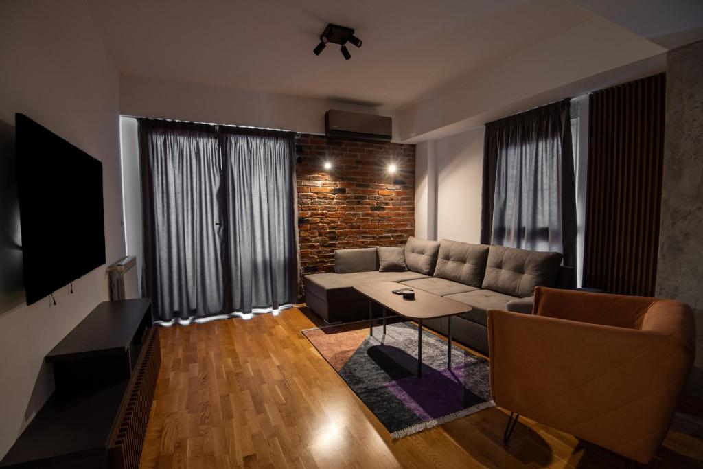 sala de estar con sofá y mesa en Luxury Apartment Adrianna 2, en Skopje