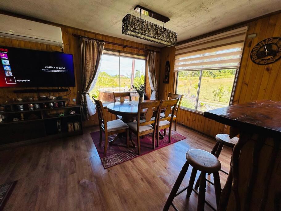 TV a/nebo společenská místnost v ubytování Cabaña Puerto Octay