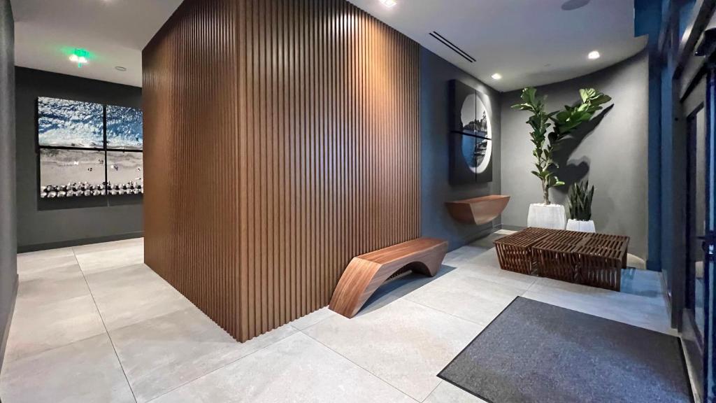 um quarto com uma parede de madeira com um banco e uma mesa em New 1/1 Apartment in Smart Brickell with Parking em Miami