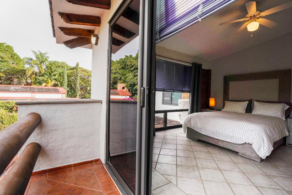 a bedroom with a bed on a balcony at Cozy family house I Pool & Bar l Cuernavaca in Cuernavaca