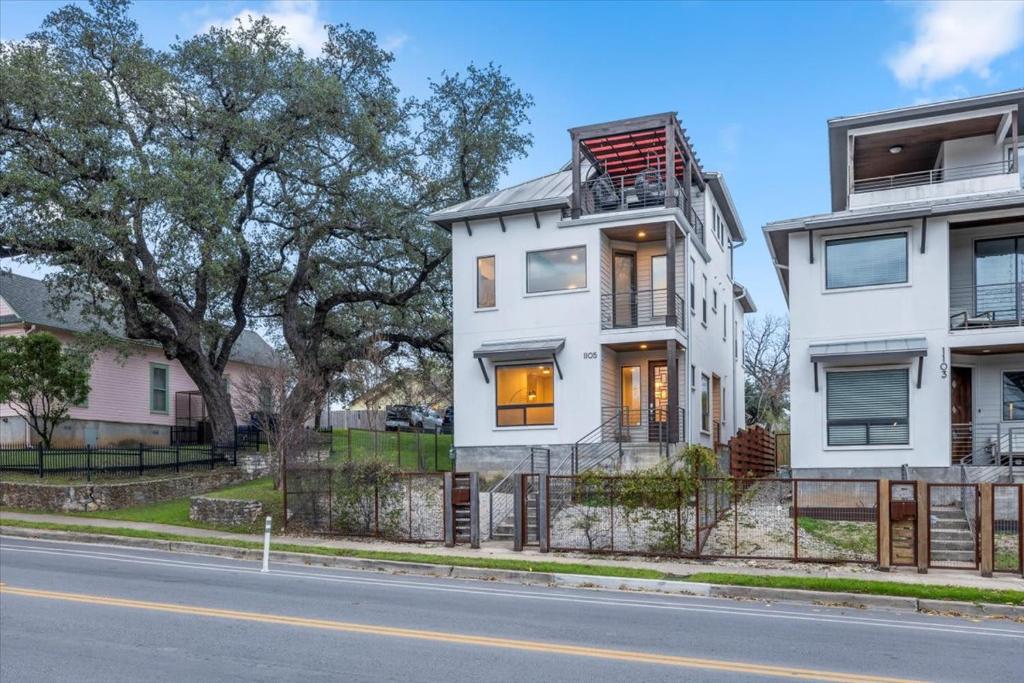una casa blanca al lado de una calle en 4 Bedroom-Downtown-Rooftop W Views & Walkable en Austin