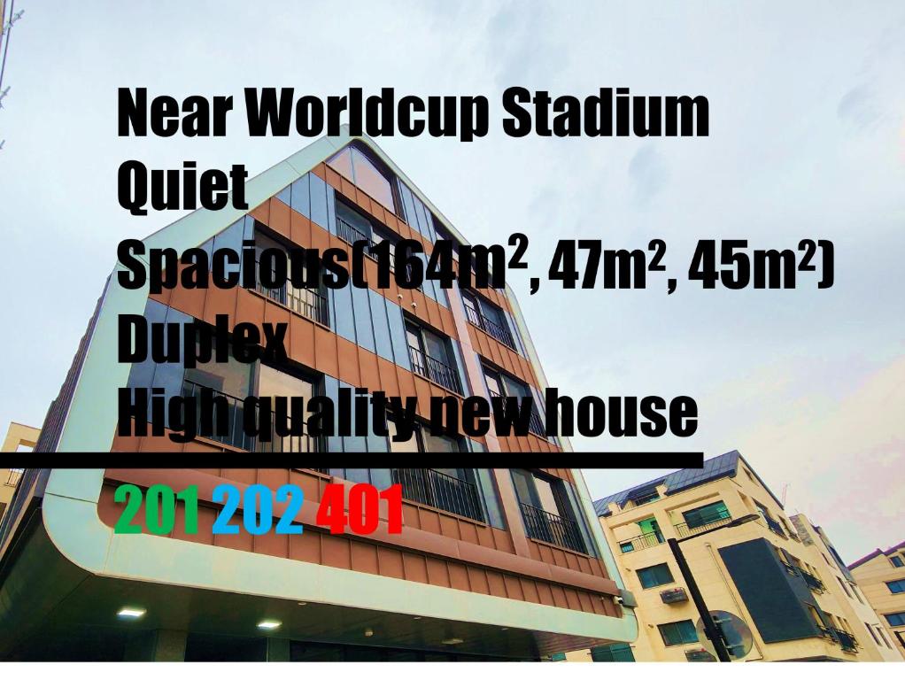 una señal en el lateral de un edificio en Near World cup stadium New, full optioned, huge house en Goyang