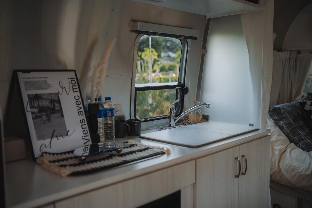 Kuchyň nebo kuchyňský kout v ubytování Le Alley Autocamp