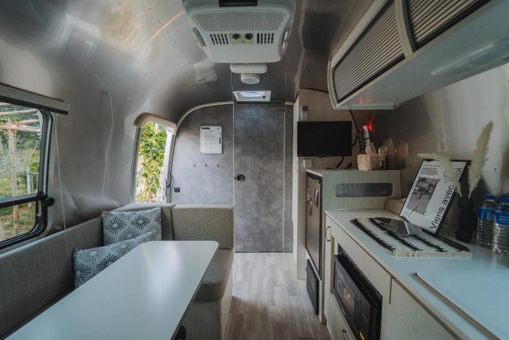 Kuchyň nebo kuchyňský kout v ubytování Le Alley Autocamp
