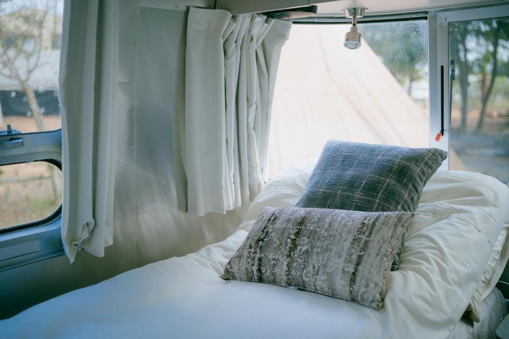 Postel nebo postele na pokoji v ubytování Le Alley Autocamp