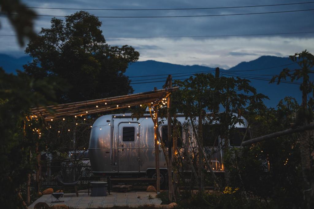Nespecifikovaný výhled na hory nebo výhled na hory při pohledu z luxury tent